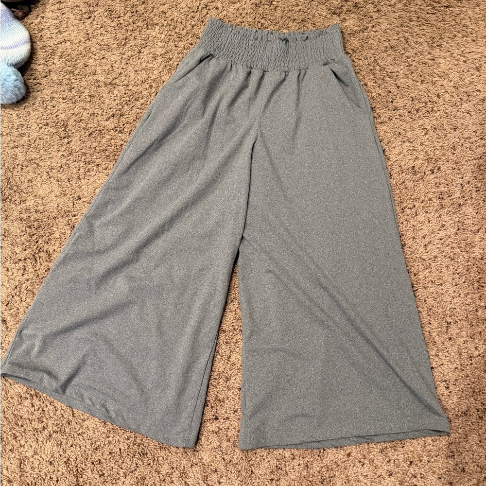 DoublJu Gray Gaucho Capris Women’s Size Small